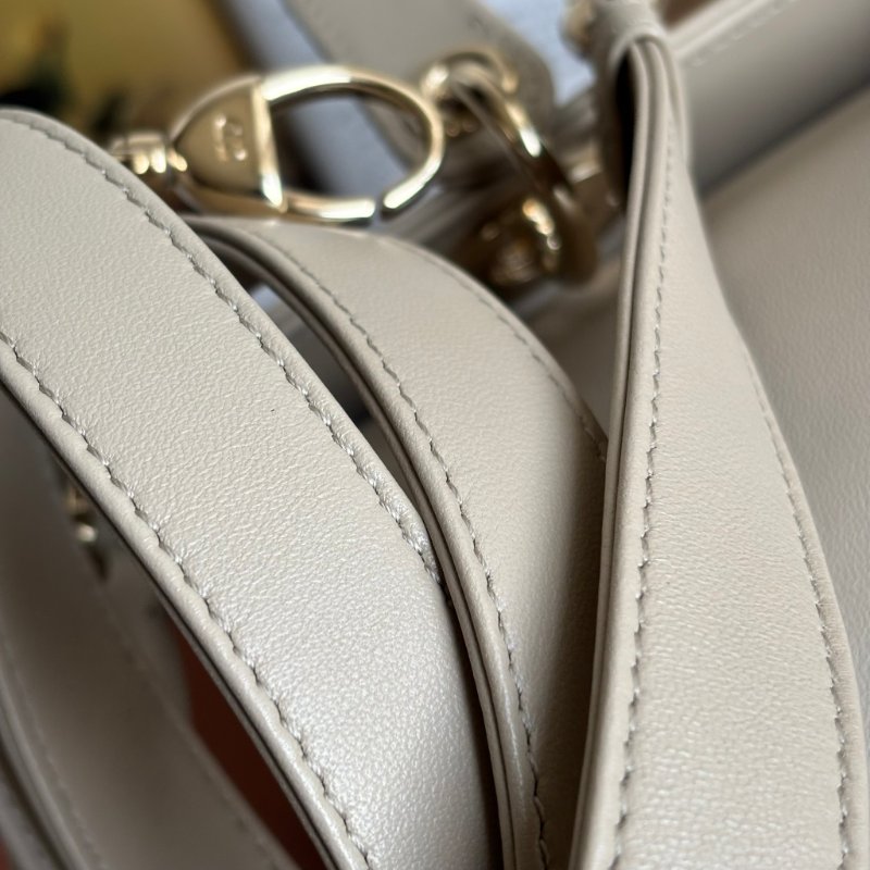 ::Christian Dior:: Lady Dior 淺駝米色 Cannage 5x5籐格紋羊皮黛妃包 手提包 斜背包-34