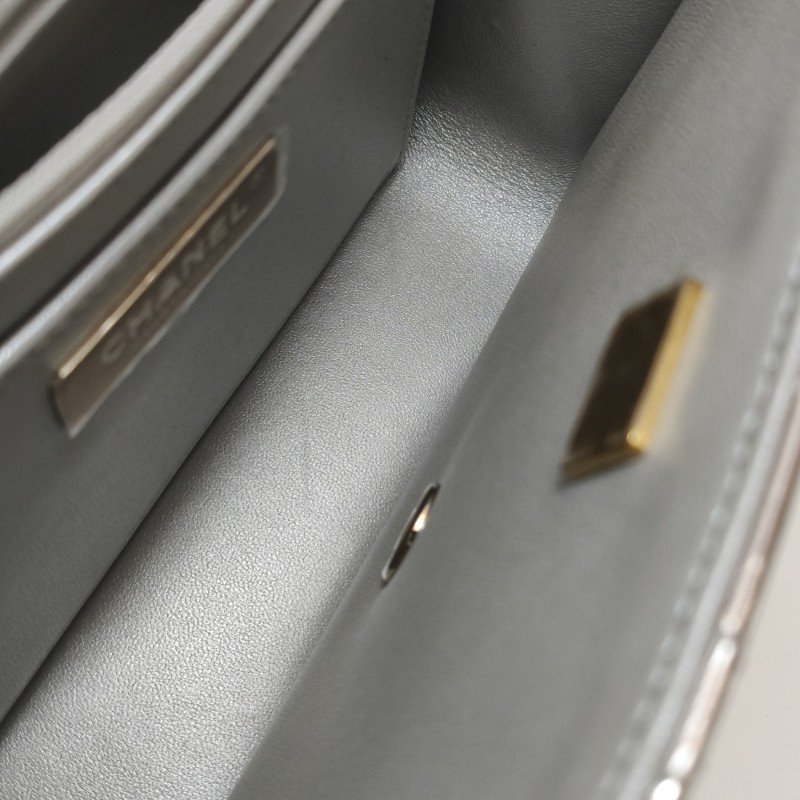 Chanel 羊皮純色菱格絎縫雙C釦子母包雙肩包-10