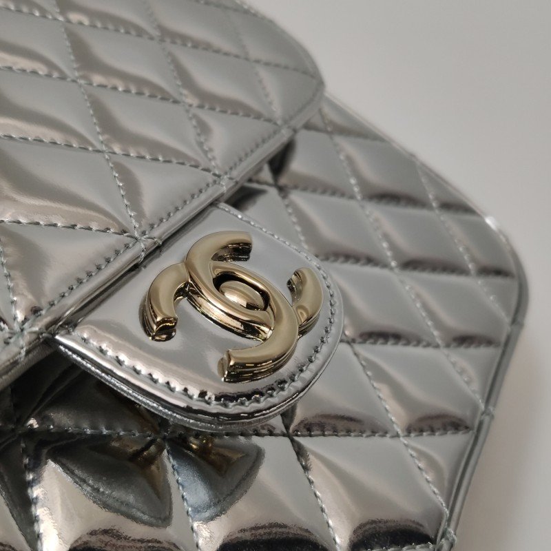 Chanel 羊皮純色菱格絎縫雙C釦子母包雙肩包-13