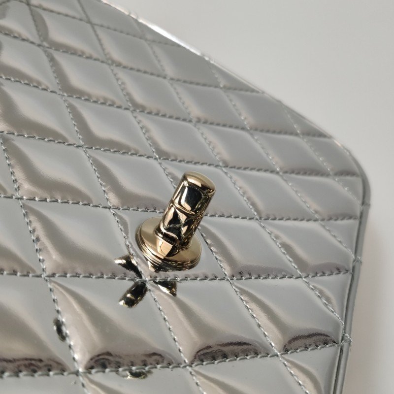 Chanel 羊皮純色菱格絎縫雙C釦子母包雙肩包-14