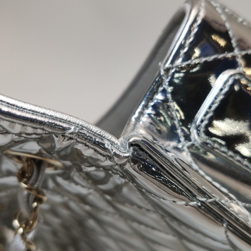 Chanel 羊皮純色菱格絎縫雙C釦子母包雙肩包-17