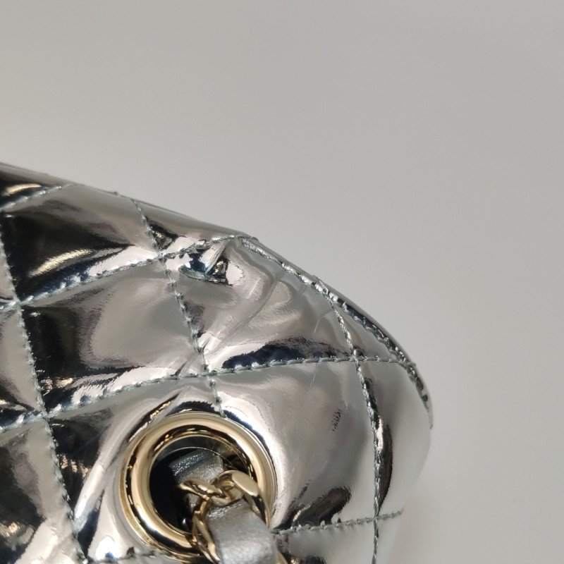 Chanel 羊皮純色菱格絎縫雙C釦子母包雙肩包-18