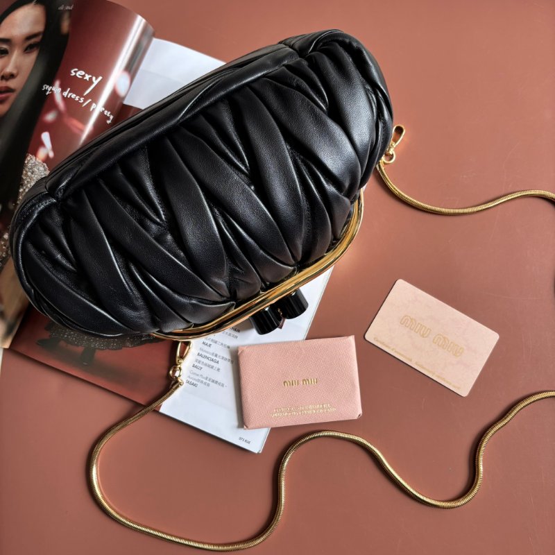 收藏割愛 ::Miu Miu:: Miu Belle Matelassé 黑色納帕軟皮手袋 復古口金包 蛇鏈包 手拿包 晚宴包-1