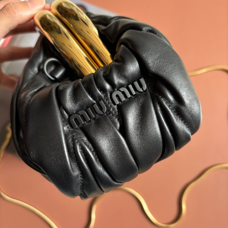 收藏割愛 ::Miu Miu:: Miu Belle Matelassé 黑色納帕軟皮手袋 復古口金包 蛇鏈包 手拿包 晚宴包-2