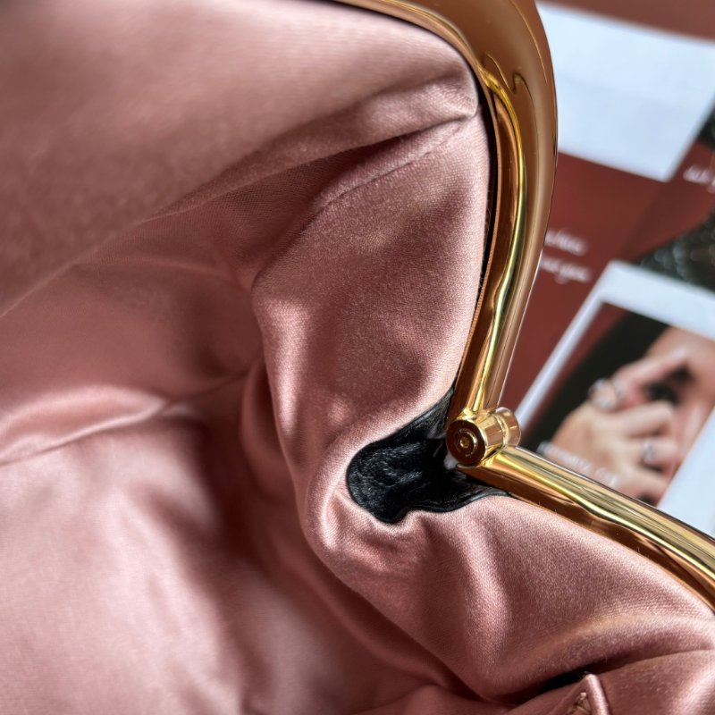 收藏割愛 ::Miu Miu:: Miu Belle Matelassé 黑色納帕軟皮手袋 復古口金包 蛇鏈包 手拿包 晚宴包-10