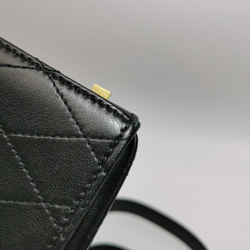 Saint Laurent 羊皮純色字母Logo斜背包-16