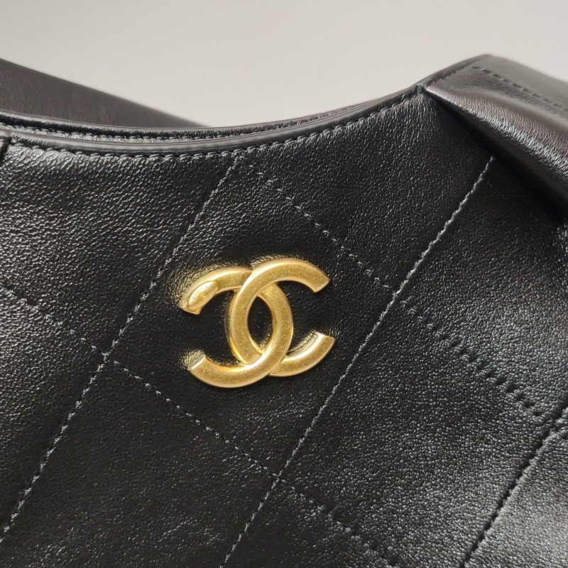 Chanel 羊皮純色菱格絎縫雙C Logo單肩包-11
