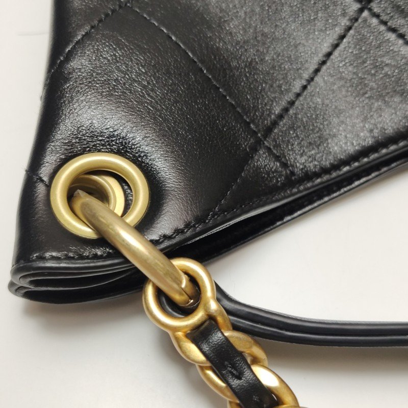 Chanel 羊皮純色菱格絎縫雙C Logo單肩包-12