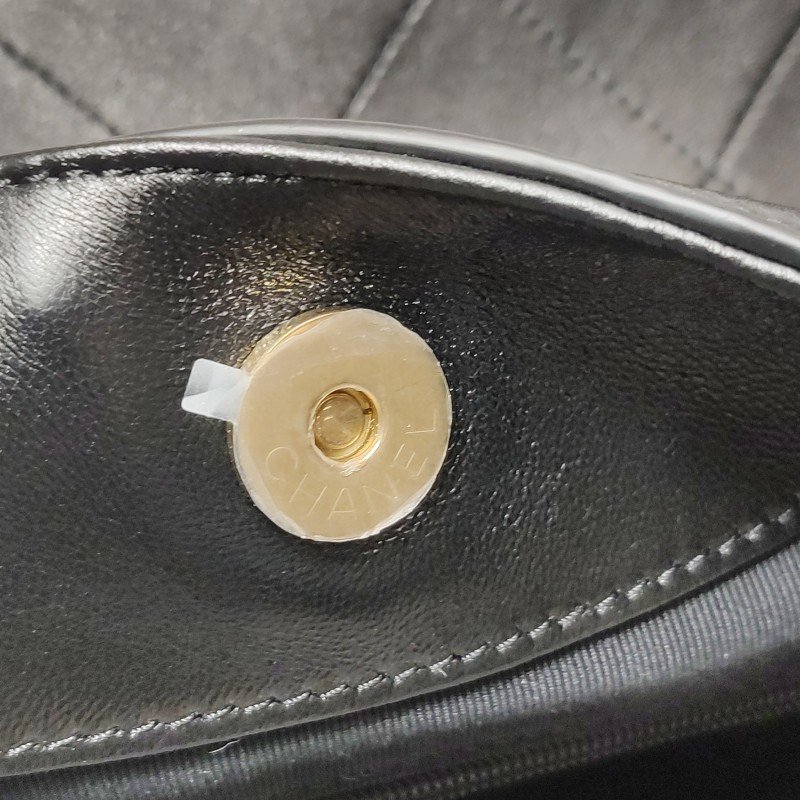 Chanel 羊皮純色菱格絎縫雙C Logo單肩包-13