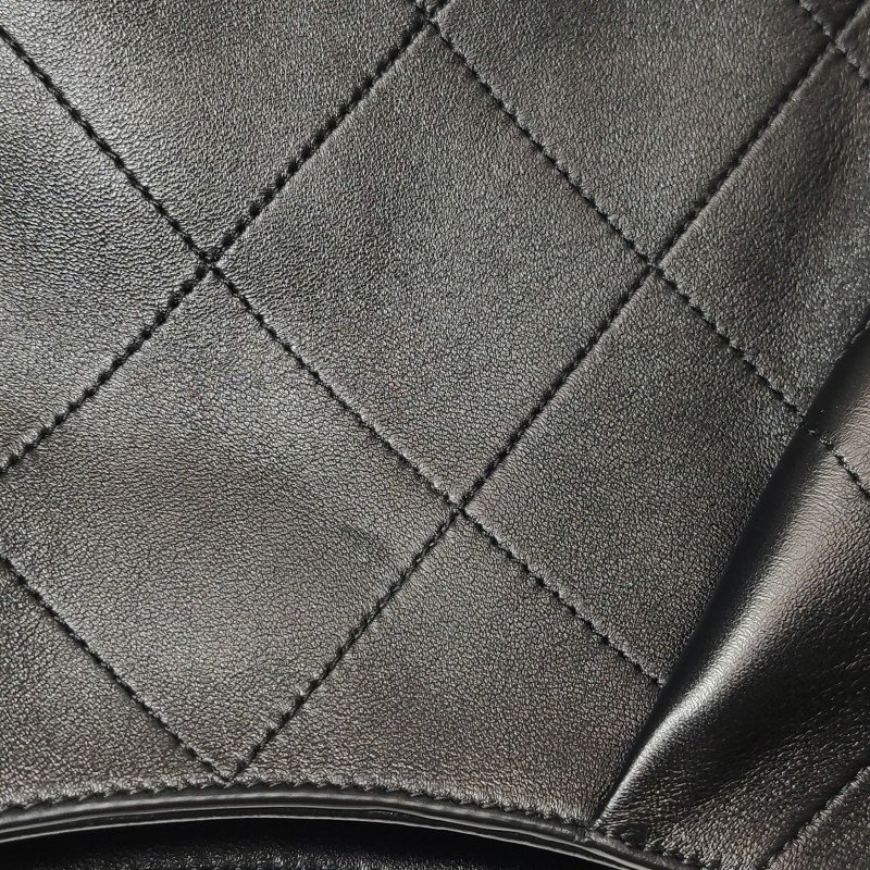 Chanel 羊皮純色菱格絎縫雙C Logo單肩包-14