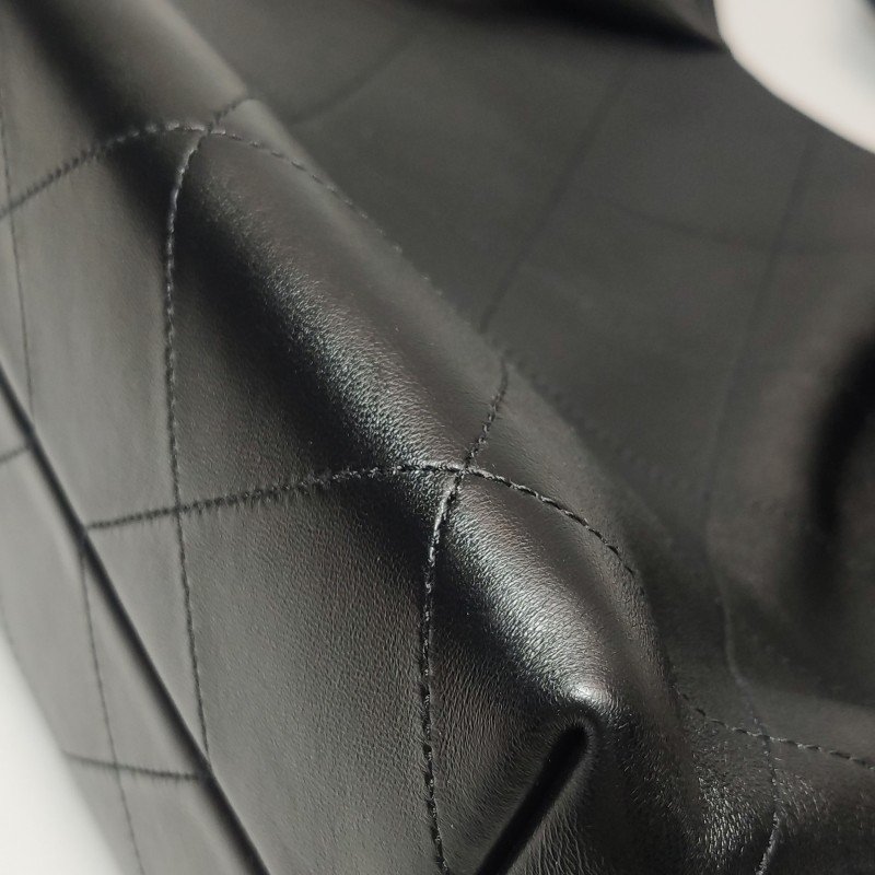 Chanel 羊皮純色菱格絎縫雙C Logo單肩包-15