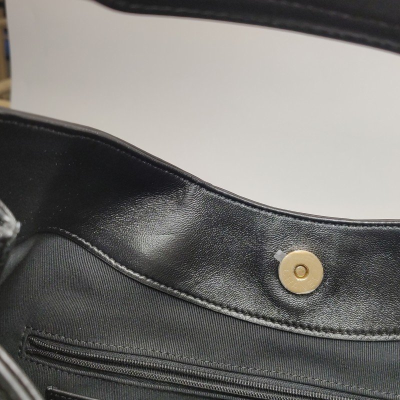 Chanel 羊皮純色菱格絎縫雙C Logo單肩包-17