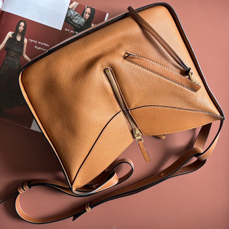 ::LOEWE:: 羅威 Hammock 多揹法小牛皮吊床包(小號/焦糖棕色)-0