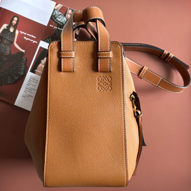 ::LOEWE:: 羅威 Hammock 多揹法小牛皮吊床包(小號/焦糖棕色)-2