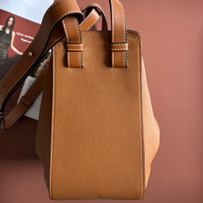 ::LOEWE:: 羅威 Hammock 多揹法小牛皮吊床包(小號/焦糖棕色)-3