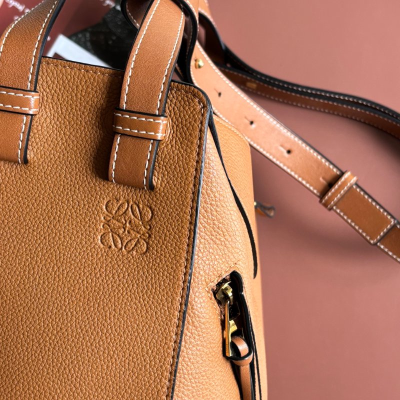 ::LOEWE:: 羅威 Hammock 多揹法小牛皮吊床包(小號/焦糖棕色)-4