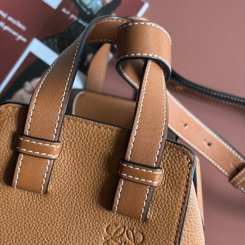 ::LOEWE:: 羅威 Hammock 多揹法小牛皮吊床包(小號/焦糖棕色)-5