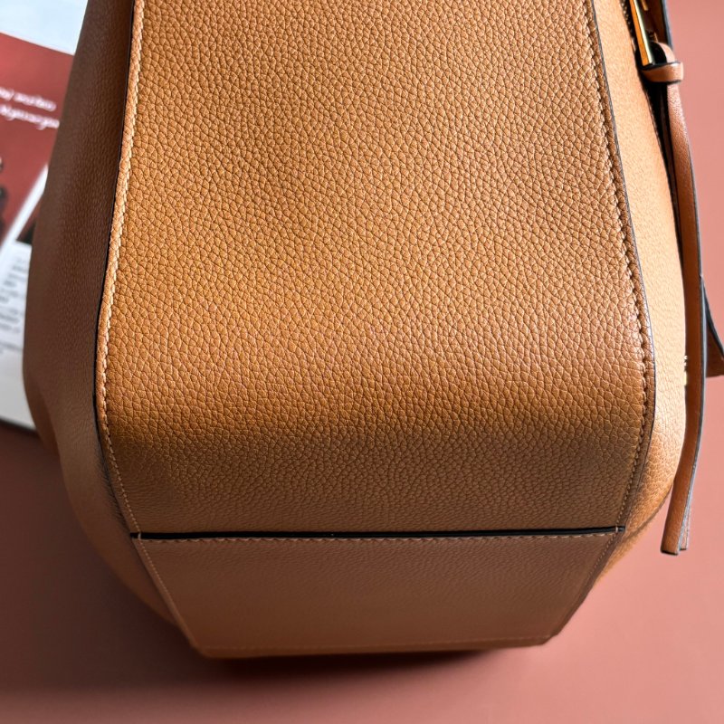 ::LOEWE:: 羅威 Hammock 多揹法小牛皮吊床包(小號/焦糖棕色)-13