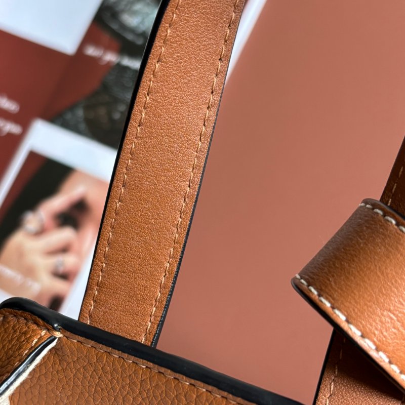 ::LOEWE:: 羅威 Hammock 多揹法小牛皮吊床包(小號/焦糖棕色)-17