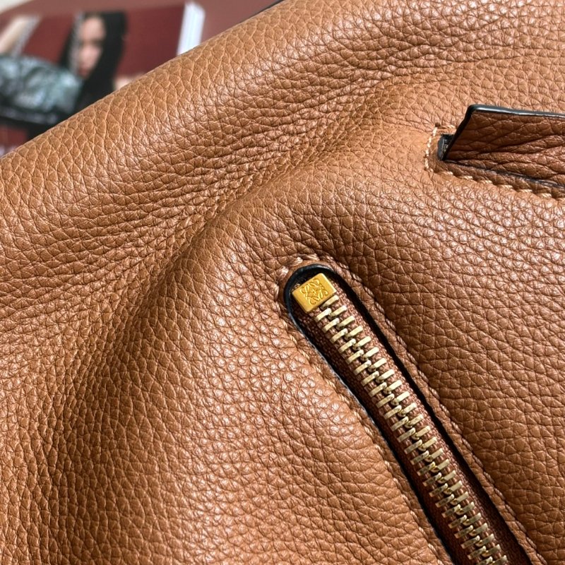 ::LOEWE:: 羅威 Hammock 多揹法小牛皮吊床包(小號/焦糖棕色)-21