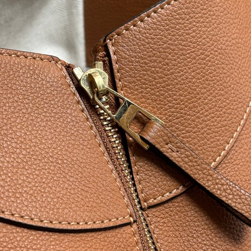 ::LOEWE:: 羅威 Hammock 多揹法小牛皮吊床包(小號/焦糖棕色)-24