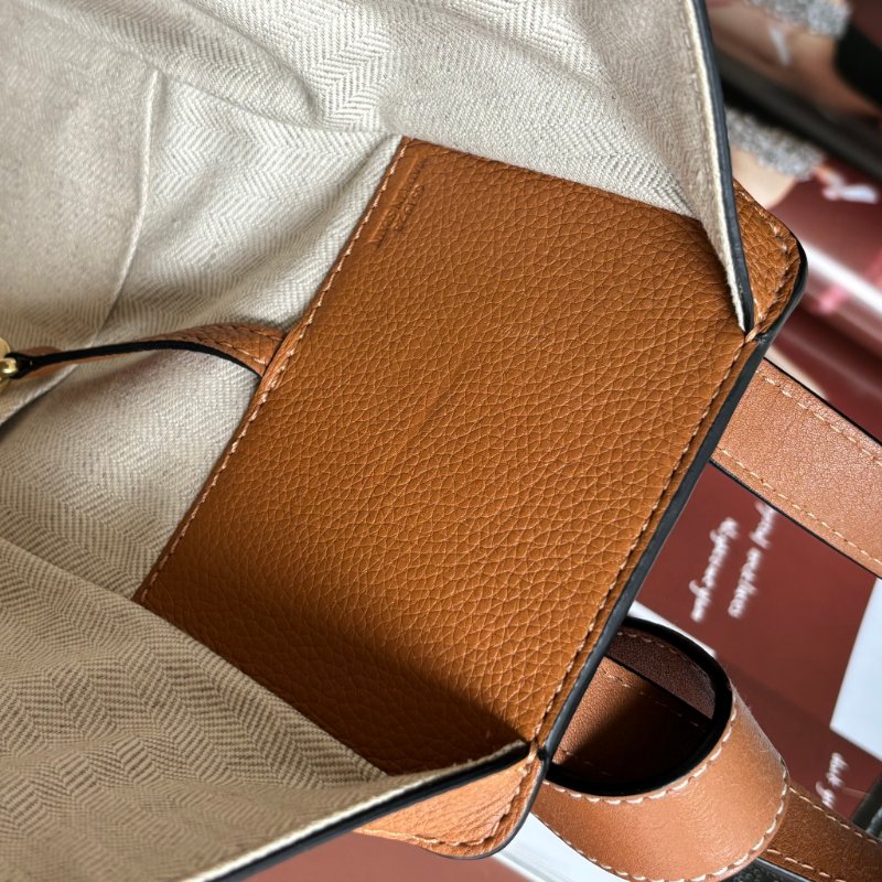 ::LOEWE:: 羅威 Hammock 多揹法小牛皮吊床包(小號/焦糖棕色)-28