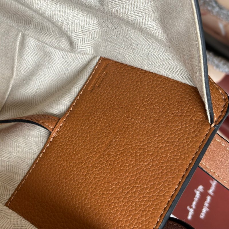 ::LOEWE:: 羅威 Hammock 多揹法小牛皮吊床包(小號/焦糖棕色)-29