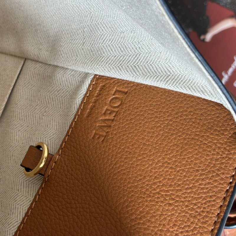 ::LOEWE:: 羅威 Hammock 多揹法小牛皮吊床包(小號/焦糖棕色)-30