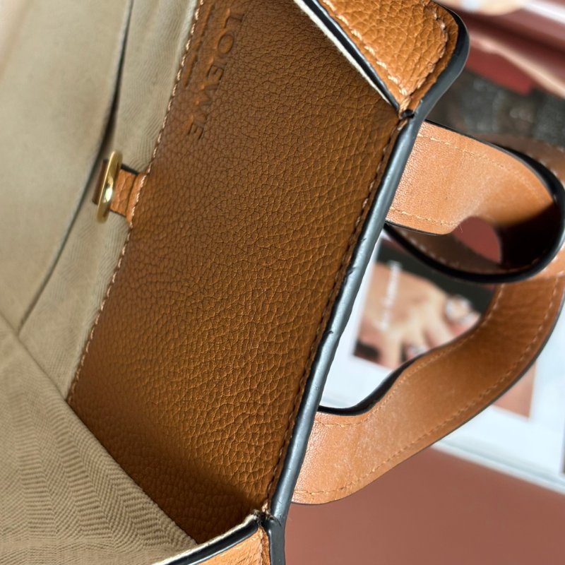 ::LOEWE:: 羅威 Hammock 多揹法小牛皮吊床包(小號/焦糖棕色)-32