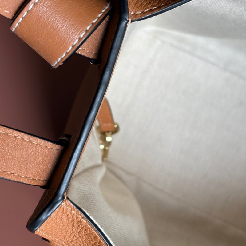 ::LOEWE:: 羅威 Hammock 多揹法小牛皮吊床包(小號/焦糖棕色)-33