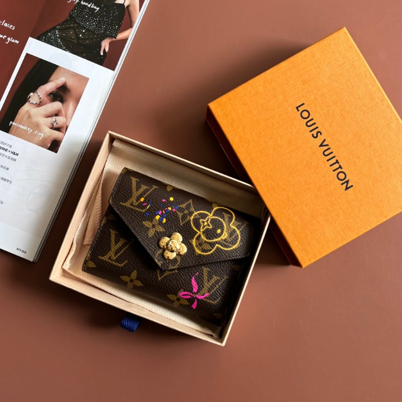 新款 ::LOUIS VUITTON:: LV M15337 Vivienne Winter Holiday吉祥物圖樣 內紫紅 Victorine 短夾 錢包-0