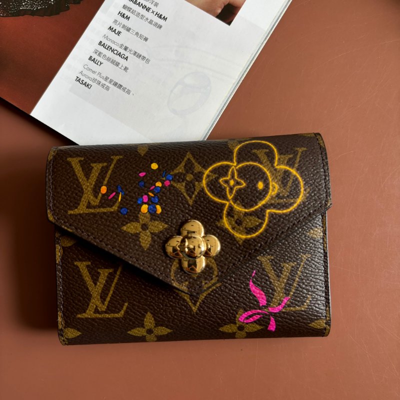 新款 ::LOUIS VUITTON:: LV M15337 Vivienne Winter Holiday吉祥物圖樣 內紫紅 Victorine 短夾 錢包-1