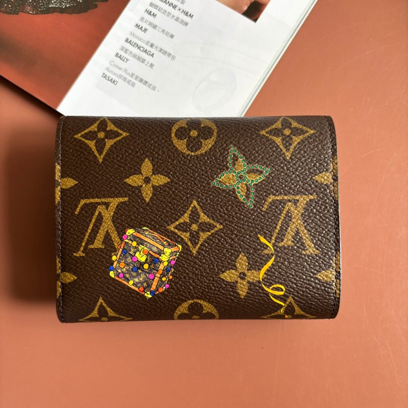 新款 ::LOUIS VUITTON:: LV M15337 Vivienne Winter Holiday吉祥物圖樣 內紫紅 Victorine 短夾 錢包-2