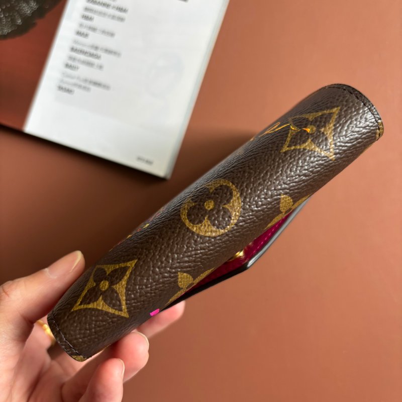 新款 ::LOUIS VUITTON:: LV M15337 Vivienne Winter Holiday吉祥物圖樣 內紫紅 Victorine 短夾 錢包-3