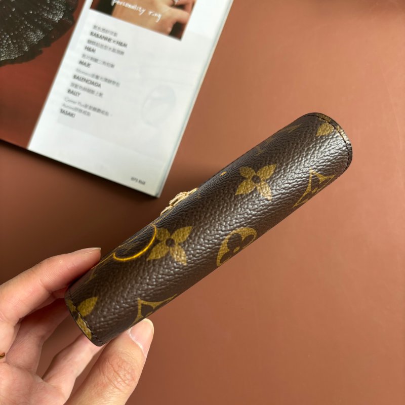 新款 ::LOUIS VUITTON:: LV M15337 Vivienne Winter Holiday吉祥物圖樣 內紫紅 Victorine 短夾 錢包-4