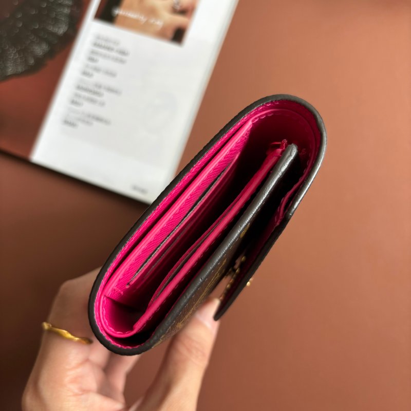 新款 ::LOUIS VUITTON:: LV M15337 Vivienne Winter Holiday吉祥物圖樣 內紫紅 Victorine 短夾 錢包-5