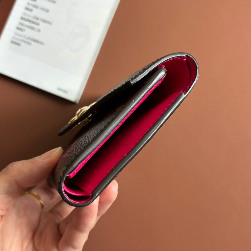 新款 ::LOUIS VUITTON:: LV M15337 Vivienne Winter Holiday吉祥物圖樣 內紫紅 Victorine 短夾 錢包-6