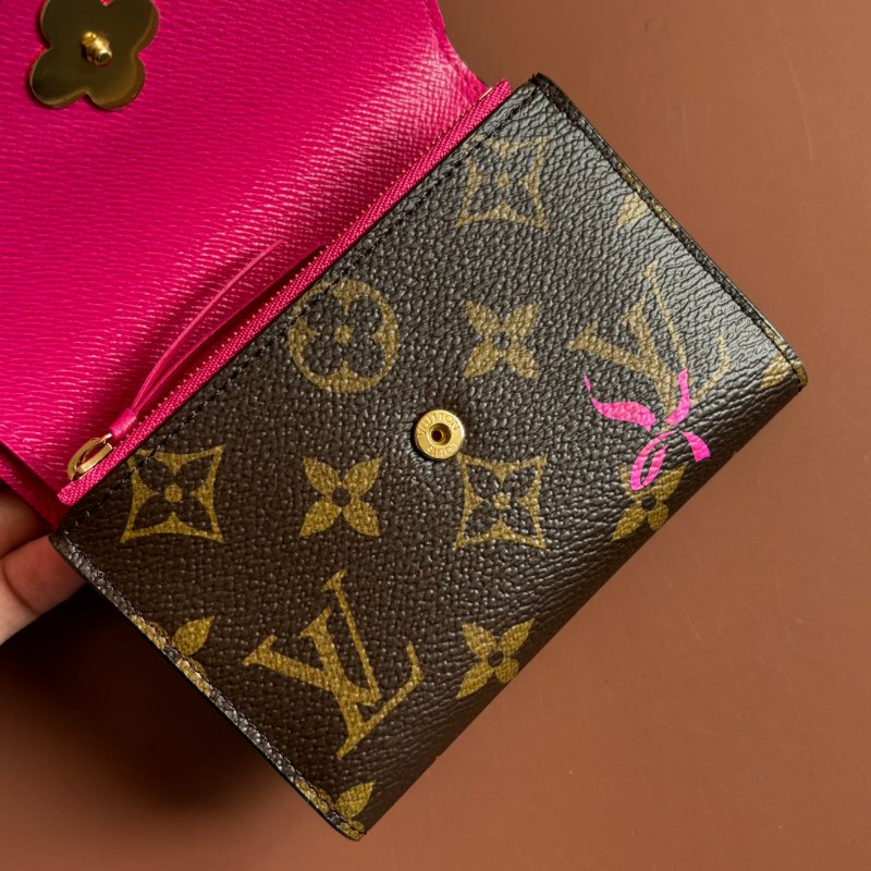 新款 ::LOUIS VUITTON:: LV M15337 Vivienne Winter Holiday吉祥物圖樣 內紫紅 Victorine 短夾 錢包-8