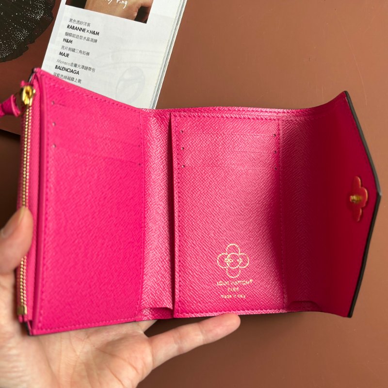 新款 ::LOUIS VUITTON:: LV M15337 Vivienne Winter Holiday吉祥物圖樣 內紫紅 Victorine 短夾 錢包-9