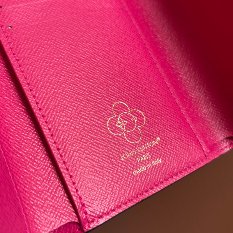 新款 ::LOUIS VUITTON:: LV M15337 Vivienne Winter Holiday吉祥物圖樣 內紫紅 Victorine 短夾 錢包-10