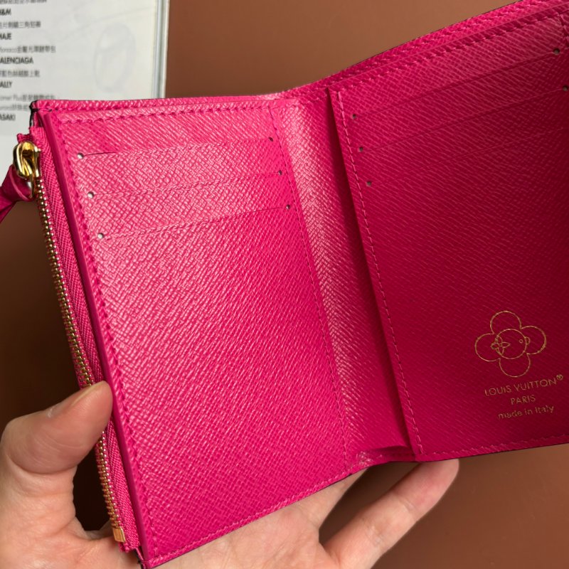 新款 ::LOUIS VUITTON:: LV M15337 Vivienne Winter Holiday吉祥物圖樣 內紫紅 Victorine 短夾 錢包-11