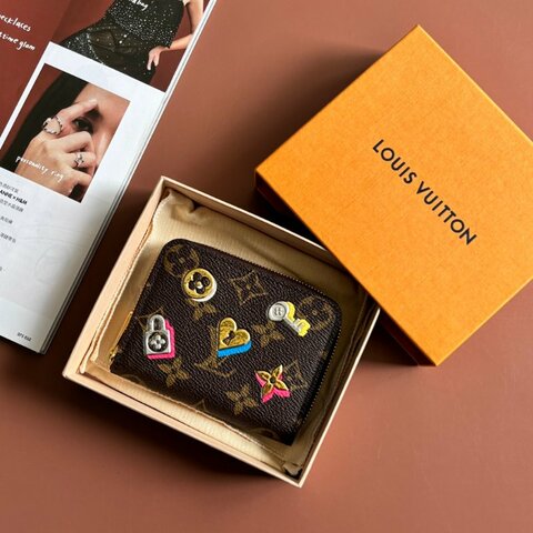 限量款 ::LOUIS VUITTON:: LV 愛心鎖圖樣燙金ㄇ拉零錢包 Monogram Love Lock Zippy Coin Purse