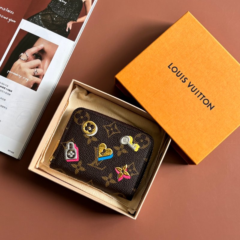 限量款 ::LOUIS VUITTON:: LV 愛心鎖圖樣燙金ㄇ拉零錢包 Monogram Love Lock Zippy Coin Purse-0