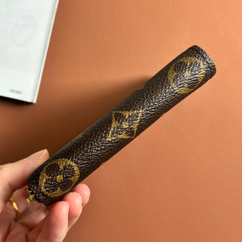 限量款 ::LOUIS VUITTON:: LV 愛心鎖圖樣燙金ㄇ拉零錢包 Monogram Love Lock Zippy Coin Purse-2