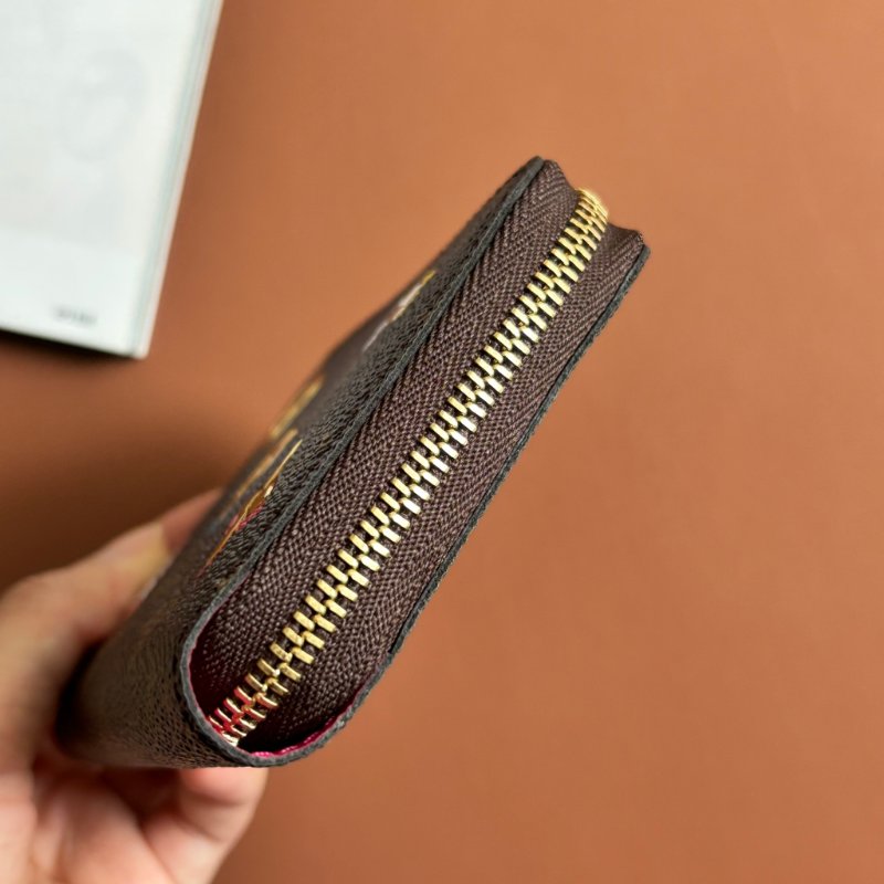 限量款 ::LOUIS VUITTON:: LV 愛心鎖圖樣燙金ㄇ拉零錢包 Monogram Love Lock Zippy Coin Purse-4