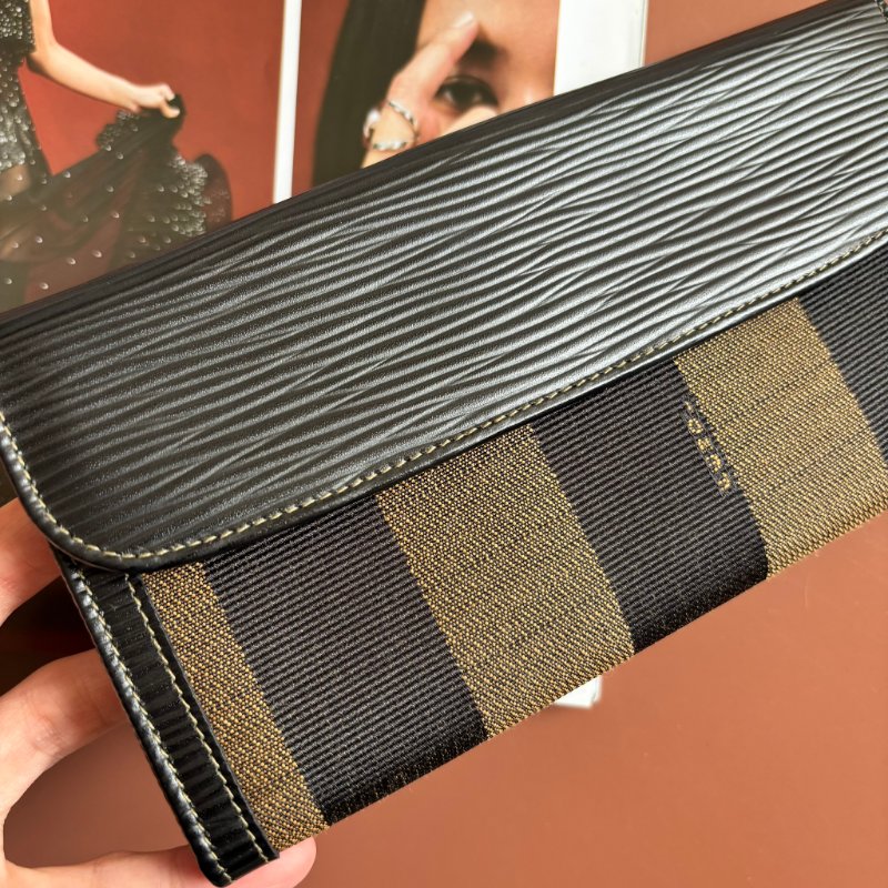 ::FENDI:: 直紋咖色帆布拼皮革釦式長夾-3