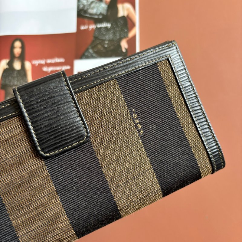 ::FENDI:: 直紋咖色帆布拼皮革釦式長夾-4