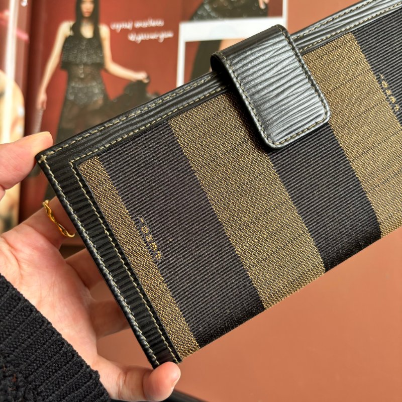 ::FENDI:: 直紋咖色帆布拼皮革釦式長夾-5
