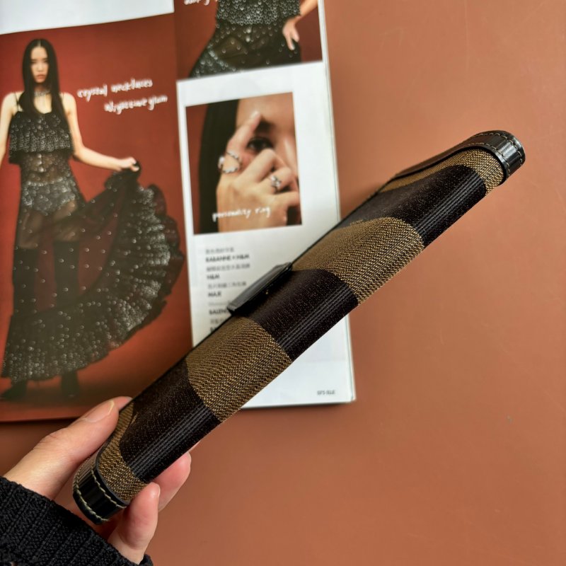 ::FENDI:: 直紋咖色帆布拼皮革釦式長夾-6