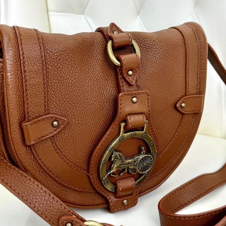 Celine賽琳 馬車扣斜挎包 尺寸22×4×19cm 。 🈚附件-1